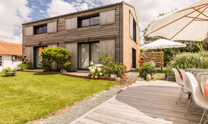 Villeneuve-en-Retz Cottage | Charming Renovated Barn with Pool and WiFi