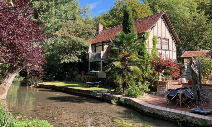 Molineuf Apartment | charming renovated cottage overlooking park and river