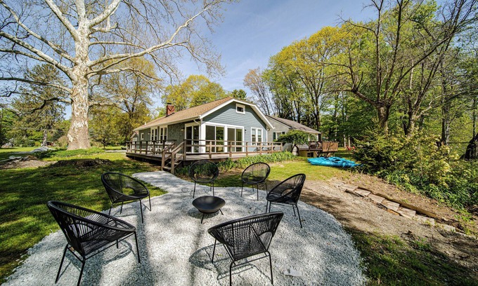 Austinburg House | Charming Riverfront Retreat – Wineries, Kayaking & GOTL
