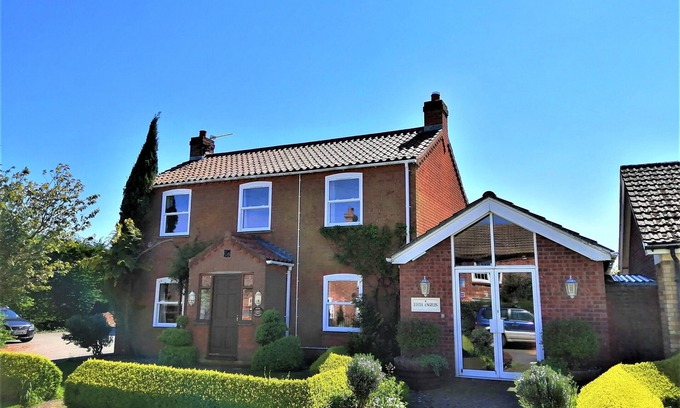 Tetford Cottage | Charming Rose Cottage 3 bedroom home sleeps 7