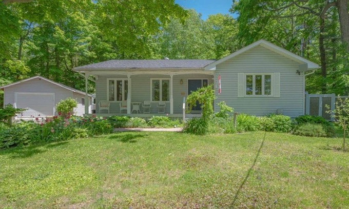 Trent Lakes Cottage | Charming Sandy Lake Cottage - Hot tub, Sauna
