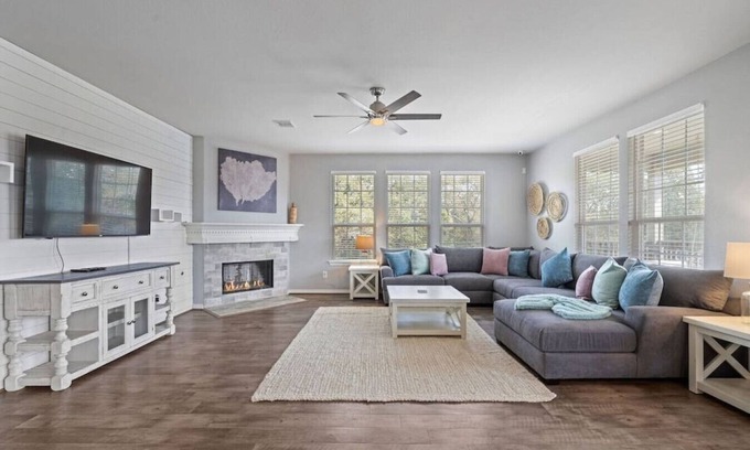 El Lago House | Charming Seabrook Retreat, Close to the Bay
