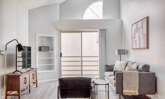 Sherman Oaks Apartment | Charming Sherman Oaks 1BR near Ventura Blvd shops, TJ + WF, by Blueground