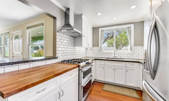 Millbrae House | Charming Sky Cove: SFO Haven
