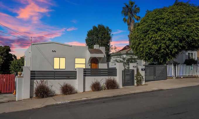 National City House | Charming Smart 2-bedroom house with Hottub, WiFi & EV Charger in sunny San Diego