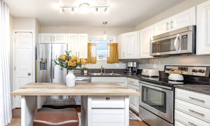Bayshore - Klatt House | Charming South Anchorage Getaway | Near Trails, Shops & Airport