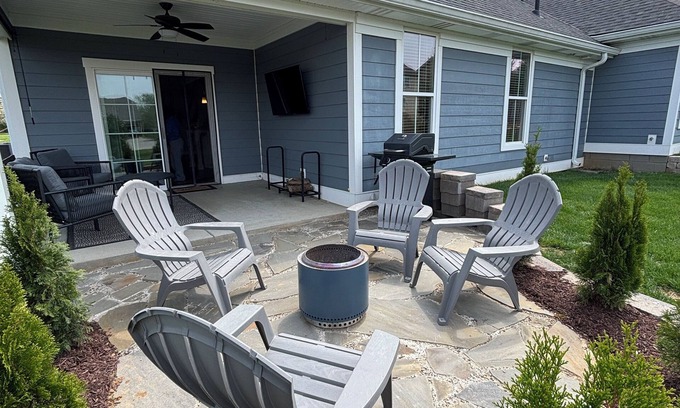 Crestwood House | Charming, spacious, 2-bedroom townhome just 15 minutes from Louisville!