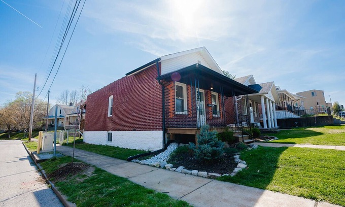 St. Louis House | Charming Sparking Clean Renovated CityHouse 5mins Botanical Garden