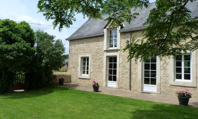 Saint-Remy-de-Sille Cottage | Charming Stone House with Garden, Terrace, Ping-Pong, Near Medieval Sites