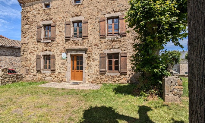 Pinols Cottage | Charming Stone House with 3 Bedrooms Near Village Amenities and Scenic Attractions