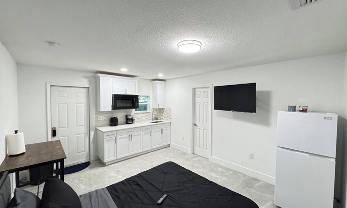 Lake Worth Corridor Apartment | Charming Studio Apartment at Lake Worth Beach!