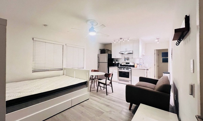 Little Armenia Apartment | Charming studio apartment in Hollywood with WiFi