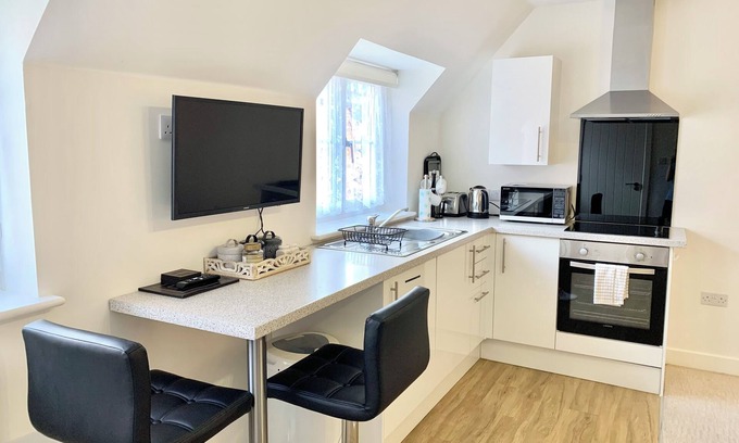 Coleford Apartment | Charming Studio Apartment Ideal for Short and Longer Staysnn