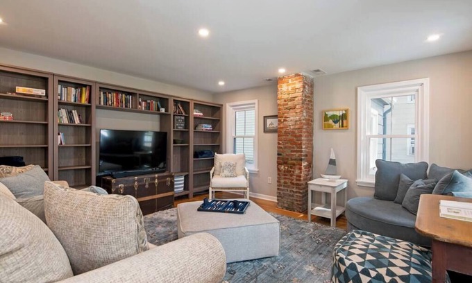 Tilghman House | Charming Summer Cottage – Relax and Unwind Here!
