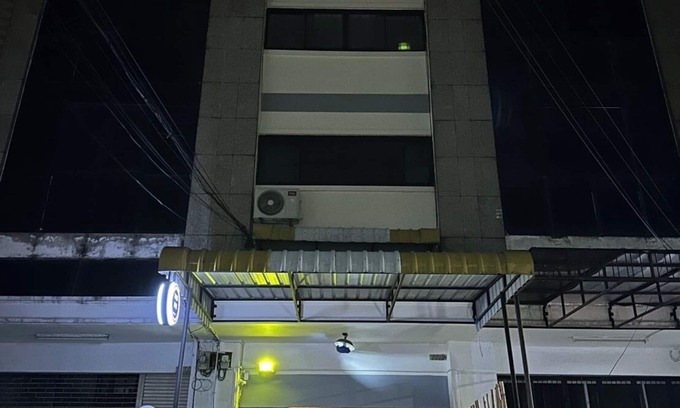 Khlong Toei House | Charming spacious room in enchanting Thong Lo, Bangkok with Full Kitchen