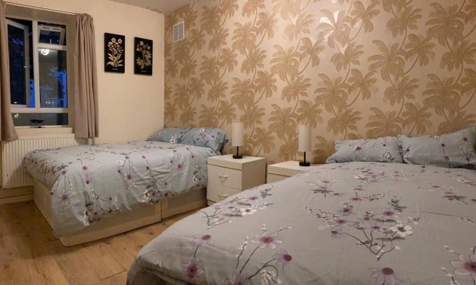 Woodberry Down Apartment | Charming Three Bedroom 5 double Bed Apt in London