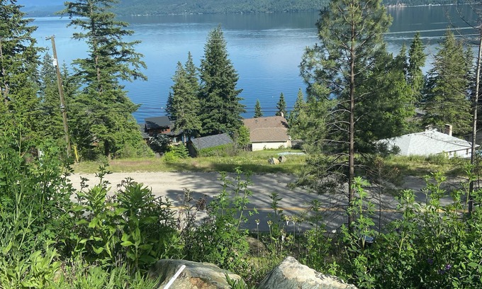 Lee Creek House | Charming Trailer Clean/Cozy Overlooking The Beautiful Shuswap Lake. Min to Beach