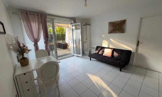 Neuilly-sur-Marne Apartment | Charming two-room apartment with large terrace. Secure, quiet residence.