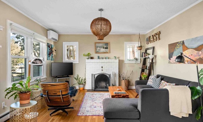 Sunnyside House | Charming Updated Inner Southeast Portland Home, Pet Friendly, Fenced Backyard, Close to Everything