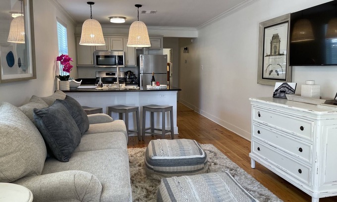 West Riverside House | Charming Uptown shotgun centrally located near to Audubon Park & Magazine Street