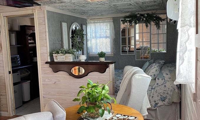 Girard Cottage | Charming Victorian cottage tinyhouse with WiFi and AC in quaint Girard