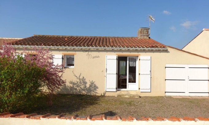 Grues House | Charming Villa in Quiet Area with Garden, Near Beach & Shops, Pet-Friendly