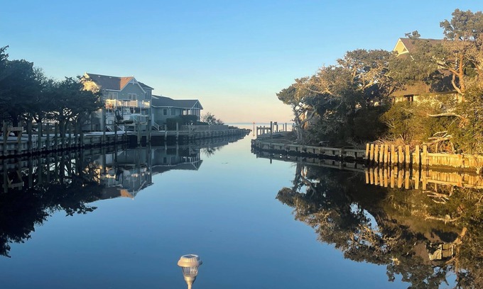 Ocracoke Apartment | Charming Waterfront 2-bedroom apartment in enchanting Ocracoke W Dock & kayaks.