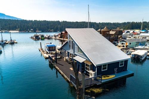 Bayview House | Charming Waterfront Float Home with Panoramic Lake Views