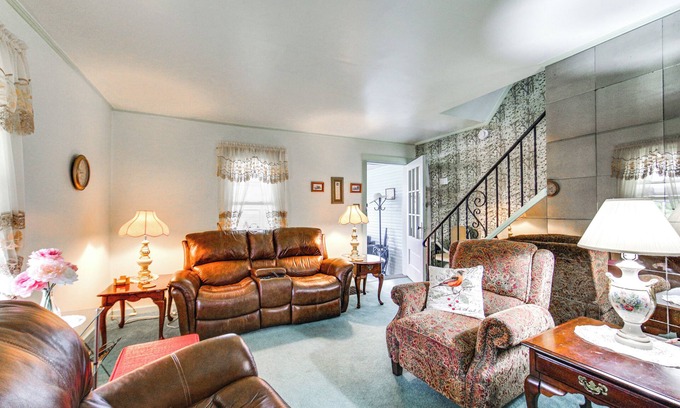 West Mifflin House | Charming West Mifflin House - 3 Mi to Kennywood!