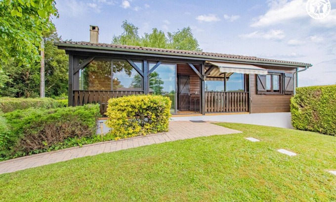 Toulon-sur-Arroux Ski Chalet | Charming wooden house with private garden - relaxation guaranteed