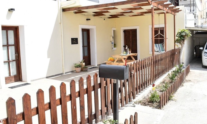 Mires House | Charmy House in Mires, Family property. Parking, Terrace, Fireplace