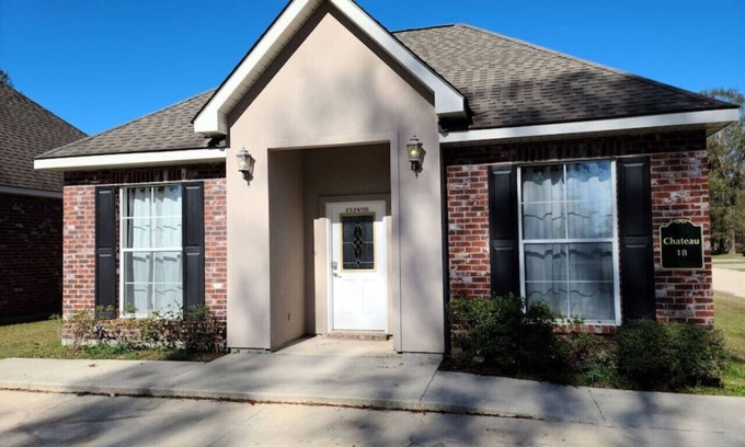 Pine Grove Apartment | Chateau 18, spacious townhouse in Tickfaw, LA