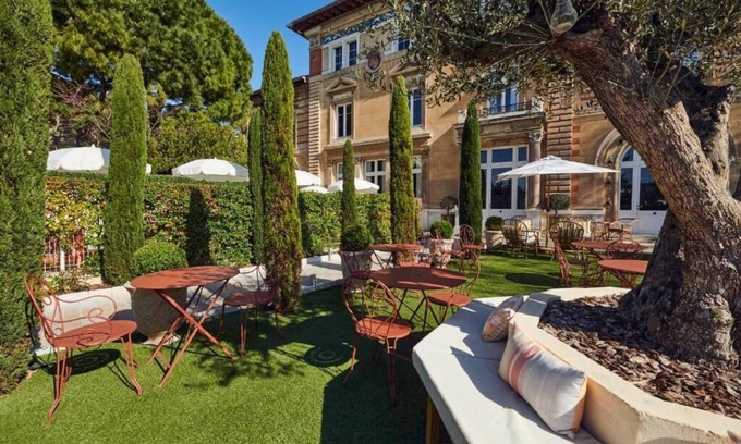 La Pointe Rouge Hotel | chateau beaupin