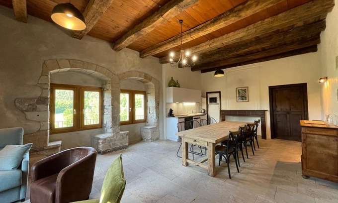 Marnhagues-et-Latour Apartment | Chateau de Latour sur Sorgue