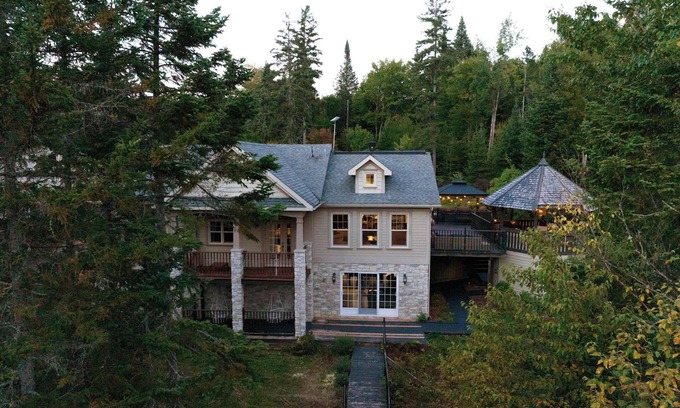 Val-des-Lacs Ski Chalet | Château Val-des-Lacs | Absolute luxury by the lake