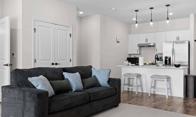 Chattanooga Apartment | Chattanooga Getaway-Sleek 2BR at the Poplin