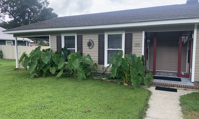 Garden City House | Cheerful 2 bedroom home, 1.5 miles from beach. Motorcycle/trailer friendly.