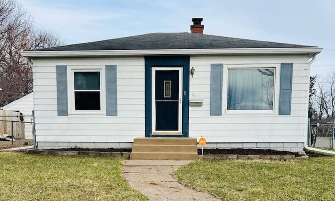 Rock Island House | Cheerful 2 BR *Walking distance to Trinity RI*