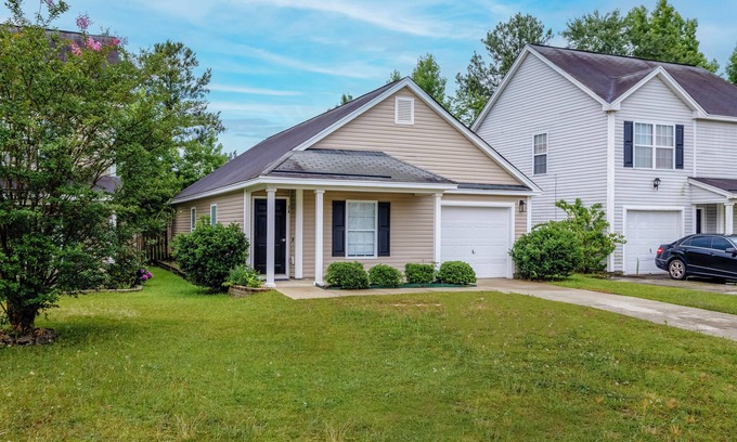 Columbia House | Cheerful 3 bed home with close access to lots
