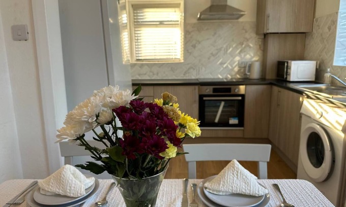 Canning Town Apartment | Cheerful 3-bedroom apartment in fabulous London