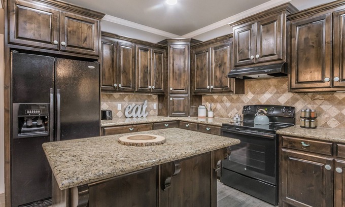 Canyon House | Cheerful 3-Bedroom Home w King Bed, Fireplace, W/D, 10 min from Palo Duro Canyon