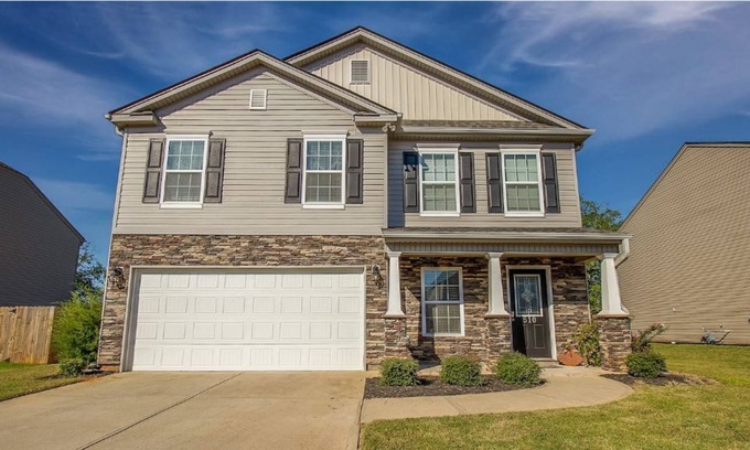 Duncan House | Cheerful 3 BR, 2.5 BR (sleeps 6-7) patio/pool