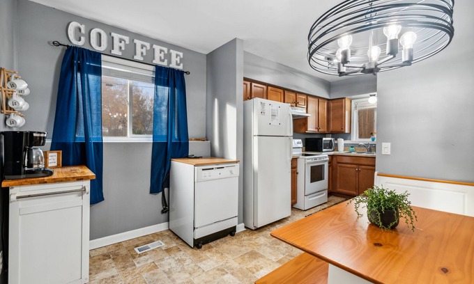Lansing House | Cheerful 4 Bedroom Lansing Home