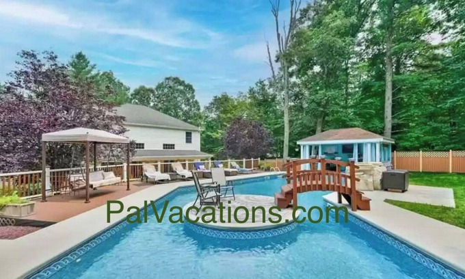 Analomink Villa | Cheerful 5-bedroom resort with private pool in charming Pocono mountains