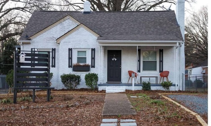 Enderly Park House | Cheerful Bungalow minutes from Downtown