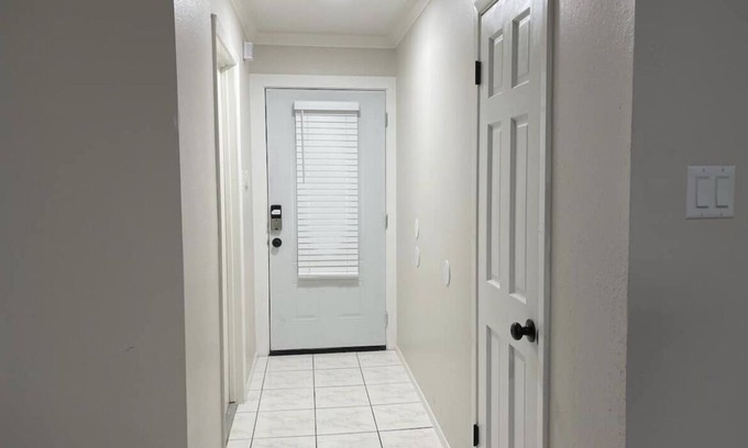 Mission Bend House | ❤Cheerful & Comfy ~ Fireplace ~ Backyard ~ Parking