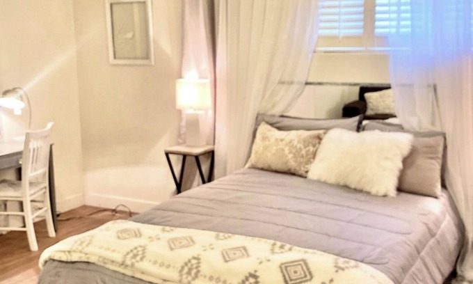 Mesa House | Cheerful cottage in charming Temple neighborhood.