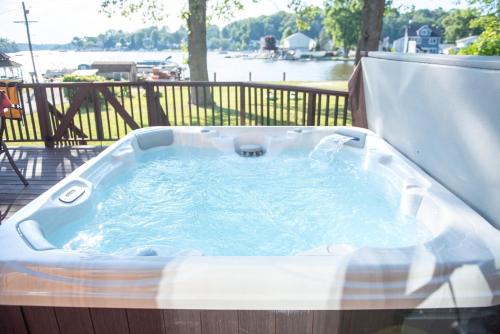 Lake Hopatcong House | Cheerful Cottage with hot tub