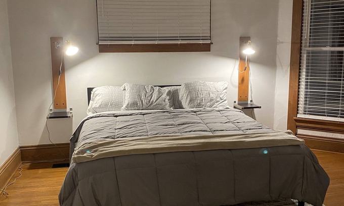 Columbus House | Cheerful Downtown 3 Bedroom home in the historic area of Columbus