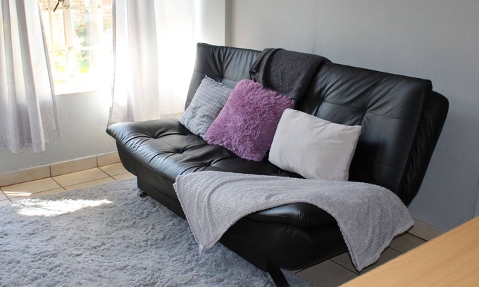 Akasia Apartment | Cheerful Home with Braai area near Shopping Centers
